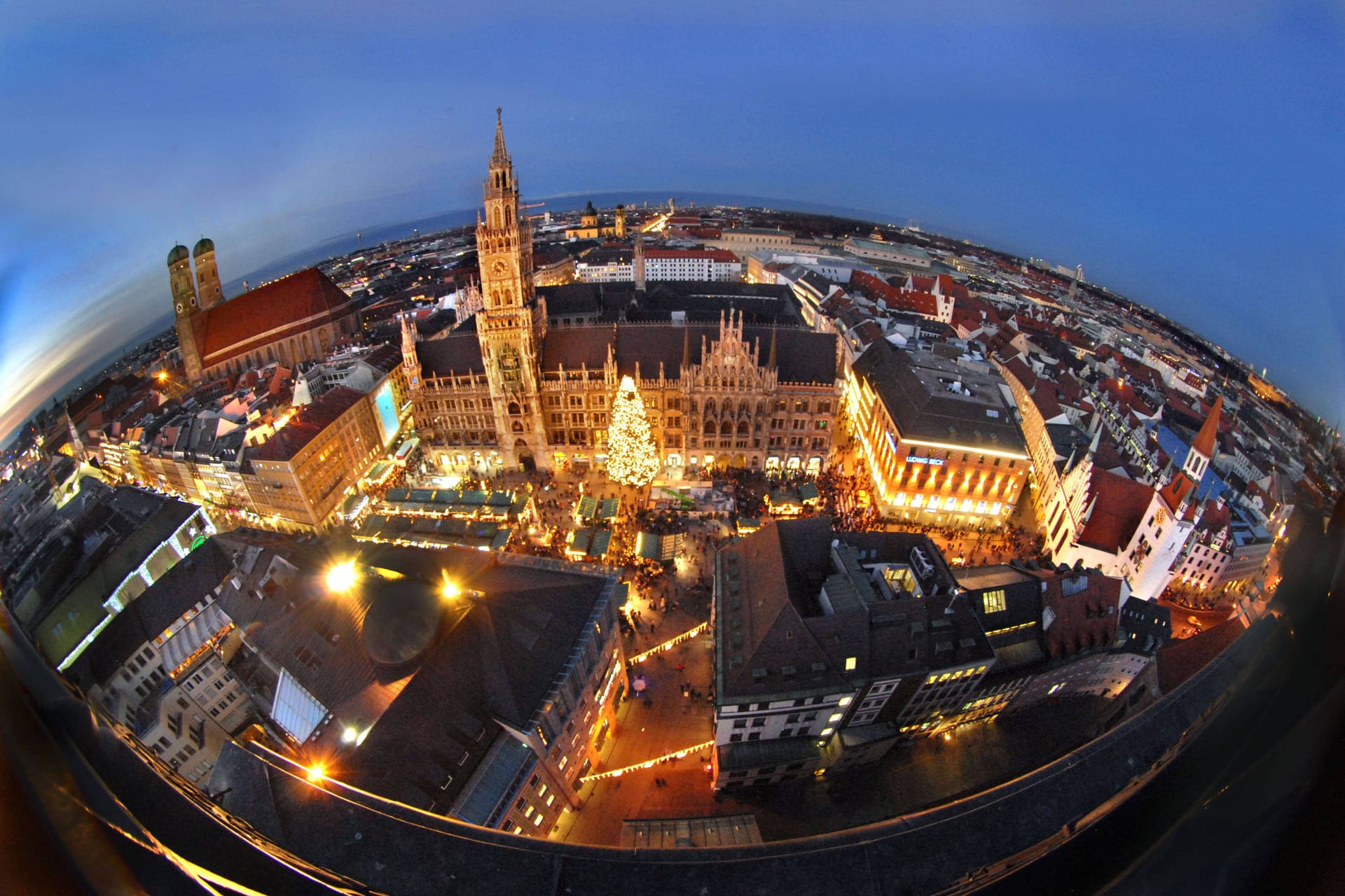 München, Christkindlmarkt (Archivbild): Nach zwei Jahren Pause gibt es am Marienplatz wieder Glühwein und Bratwurst.