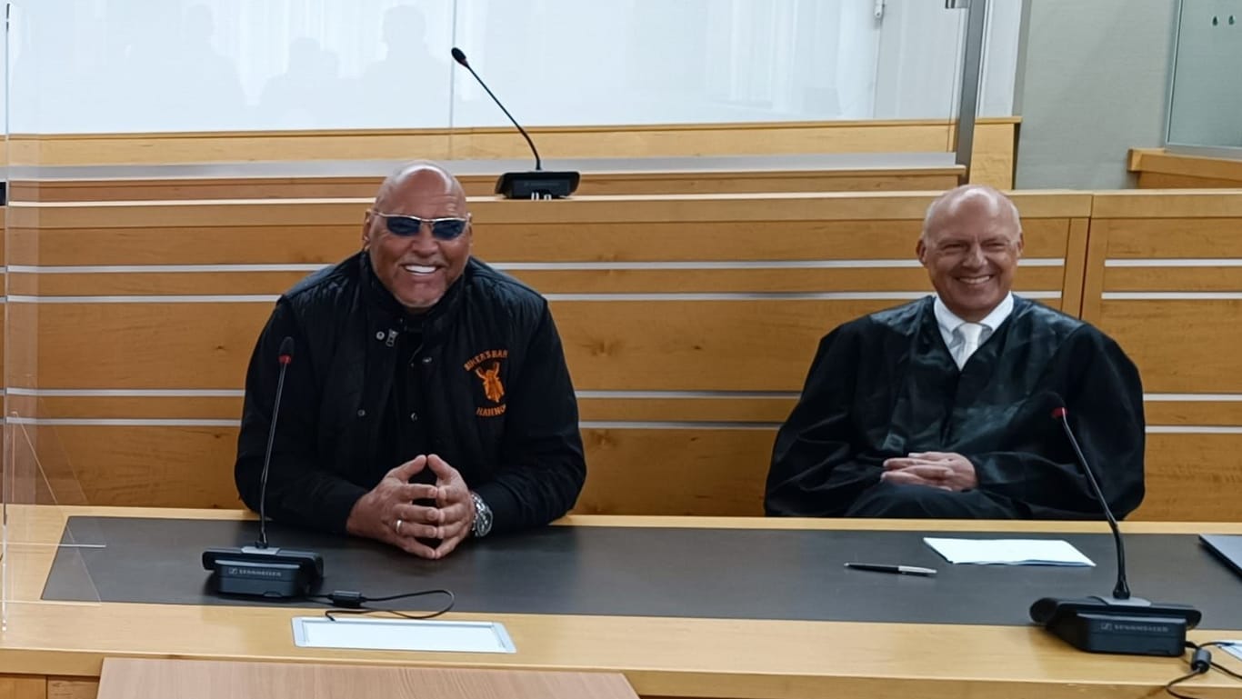 Rockerboss Frank Hanebuth mit seinem Anwalt im Amtsgericht Hannover: Er und weitere Hells-Angels-Mitglieder stehen wegen eines brutalen Überfalls vor Gericht.