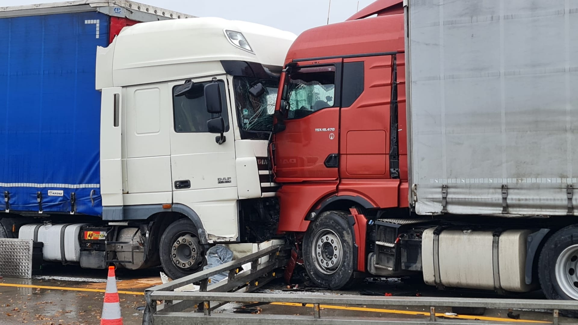 Die beiden Lkw prallten frontal aufeinander: Ein Fahrer starb, die A14 bei Döbeln musste voll gesperrt werden.