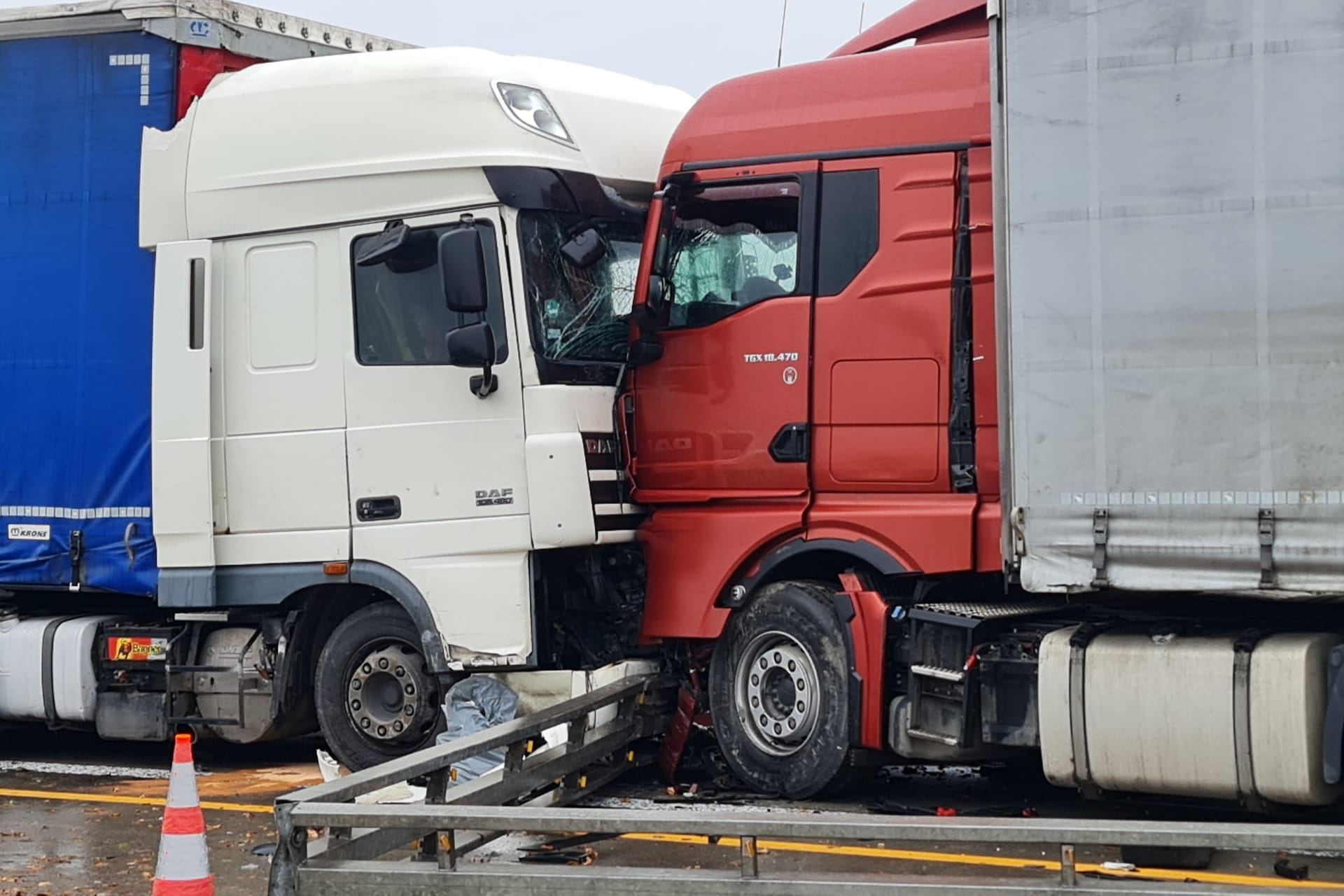 Die beiden Lkw prallten frontal aufeinander: Ein Fahrer starb, die A14 bei Döbeln musste voll gesperrt werden.