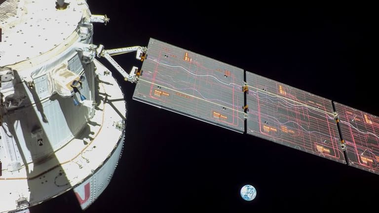 Dieses von der Nasa zur Verfügung gestellte Bild zeigt einen Blick zurück auf die Erde am 9. Flugtag der "Orion"-Raumkapsel.