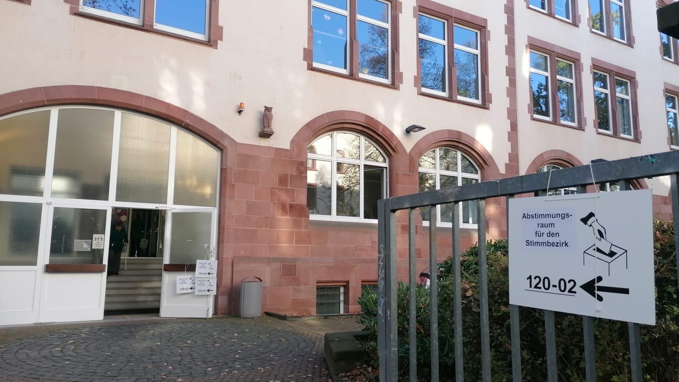 Abstimmungsräume in der Musterschule im Frankfurter Nordend: Hier kann noch bis 18 Uhr abgestimmt werden.