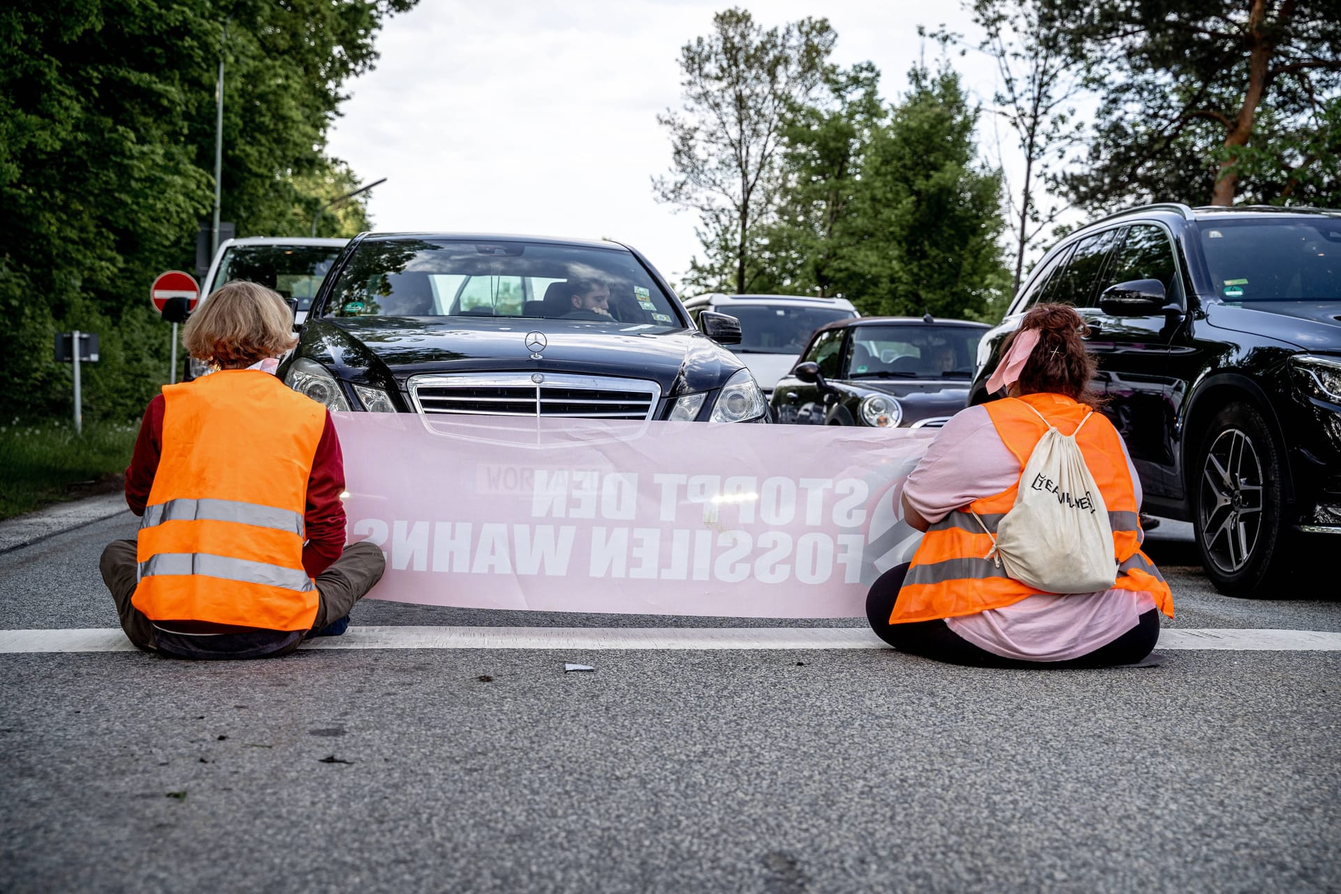 Klima-Aktivisten blockieren eine Straße (Archivbild): In den letzten Monaten wurden in der Hauptstadt beinahe jeden Tag Straßen besetzt.