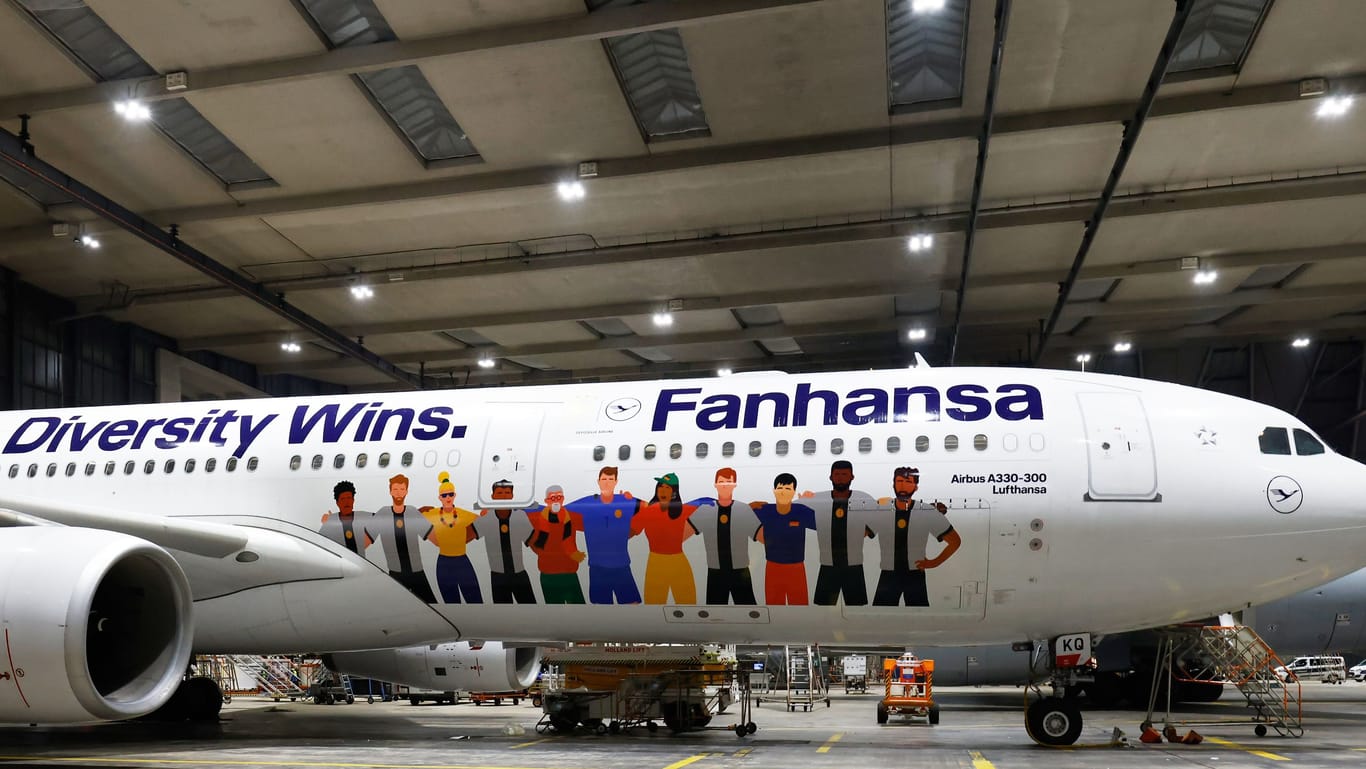 Dieses Linienflugzeug der Lufthansa mit spezieller Lackierung bringt das DFB-Team in den Oman.