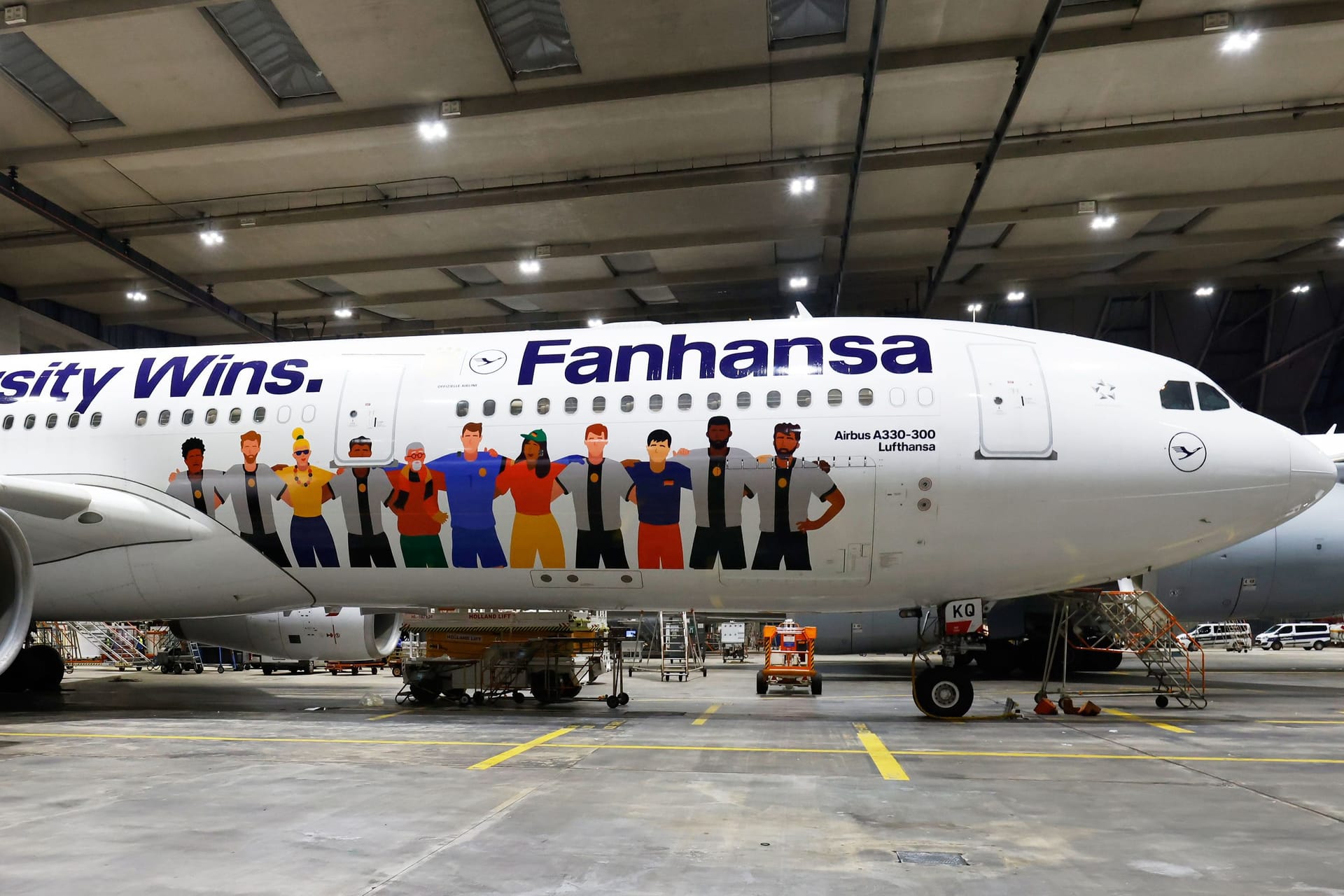 Dieses Linienflugzeug der Lufthansa mit spezieller Lackierung bringt das DFB-Team in den Oman.