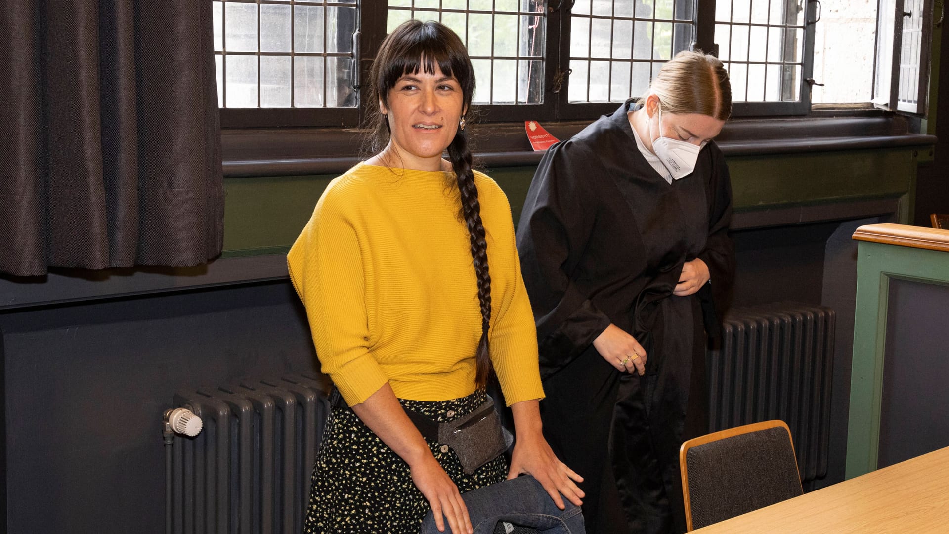 Klägerin Gabrielle Lebreton (l.) mit ihrer Rechtsanwältin Leonie Thum (Archivbild): Weil sie sich nicht mit dem Urteil des Gerichts abfinden möchte, geht Lebreton in Berufung.