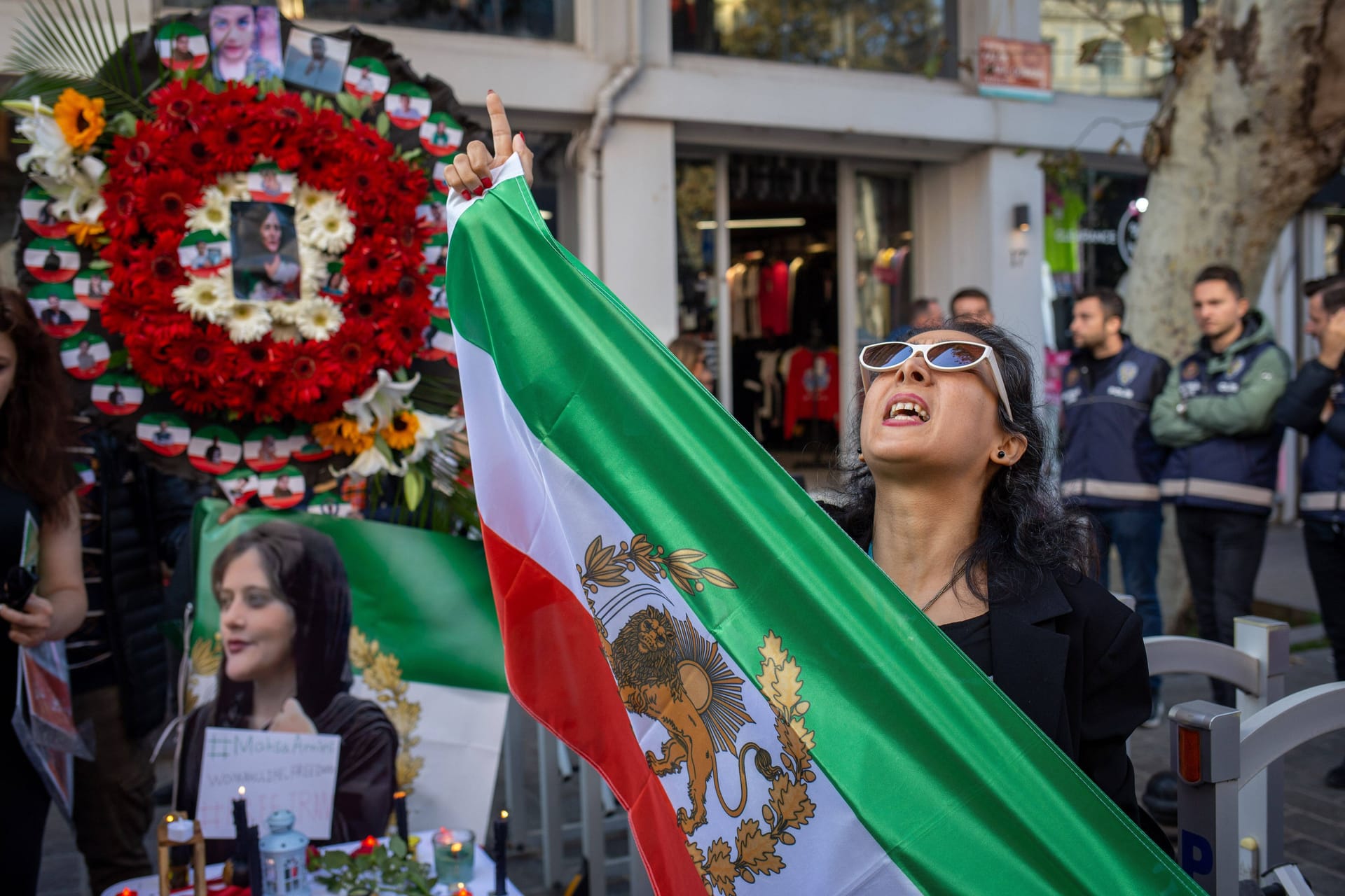 Eine iranische Frau auf einem Protestzug in der Türkei: Die EU sowie Deutschlands Außenministerin Annalena Baerbock haben sich mit Kritik an der Regierung des Iran bisher eher zurückgehalten.