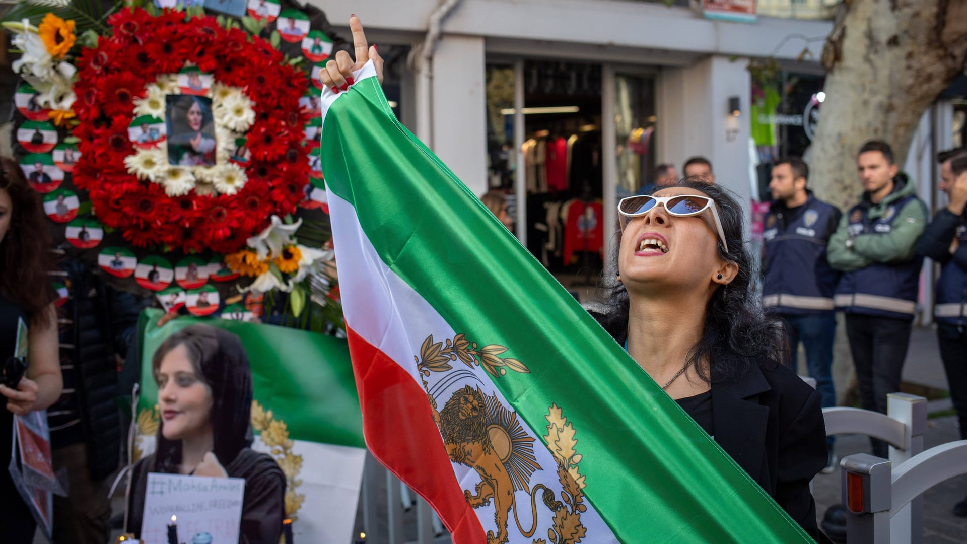 Eine iranische Frau auf einem Protestzug in der Türkei: Die EU sowie Deutschlands Außenministerin Annalena Baerbock haben sich mit Kritik an der Regierung des Iran bisher eher zurückgehalten.