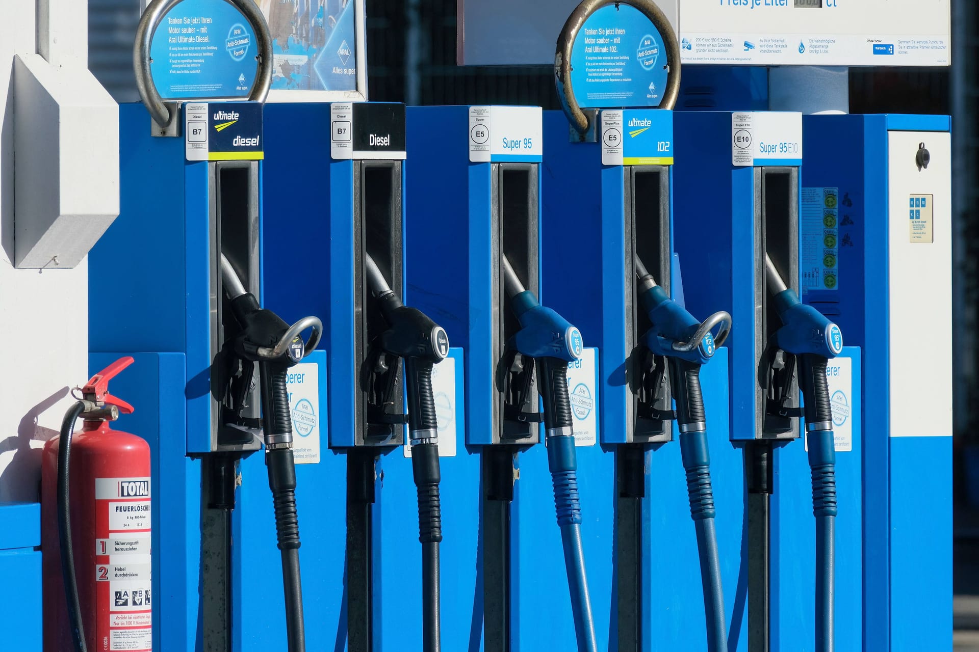 Zapfsäule an einer Tankstelle (Symbolfoto): "Die Preise sind nach wie vor überhöht".