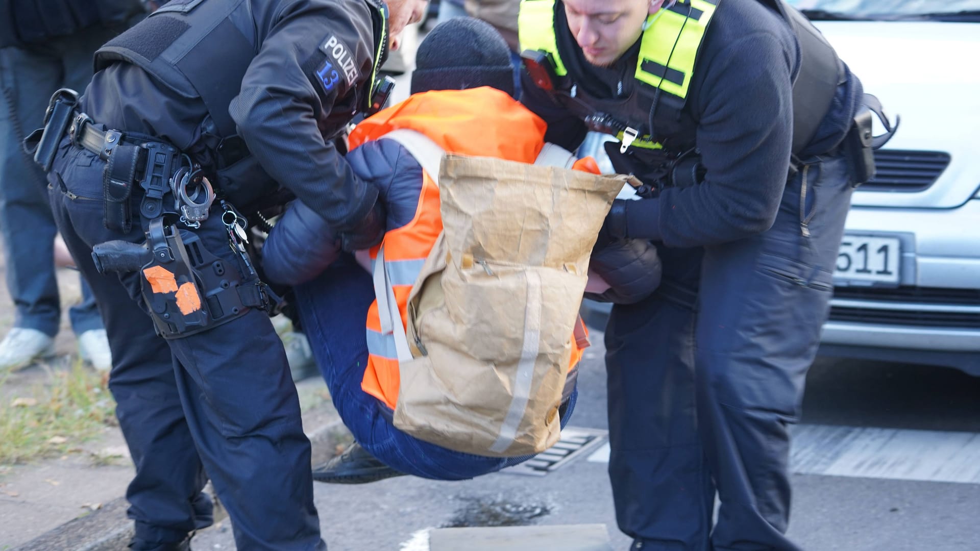 Klima-Aktivisten blockieren Berliner Straßen im Berufsverkehr (Archivbild): Für eine Demonstrantin wird der Protest nun teuer.