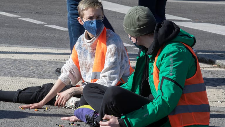 Aktivisten der "Letzten Generation" blockieren im Berliner Regierungsviertel (Archivbild): "Wir haben aber immer die Möglichkeit, sofort eine Rettungsgasse freizumachen", sagt eine Sprecherin.