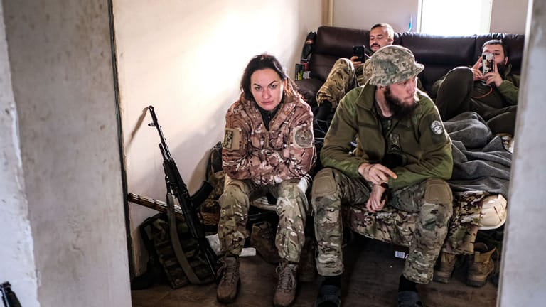 Soldatin "Farsi" mit Kameraden in einem Unterschlupf im Gebiet Charkiw.