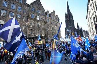 Unterstützer für die Unabhängigkeit Schottlands nehmen an einer Demonstration teil (Archivbild): Das Oberste Gericht hat für London entschieden.