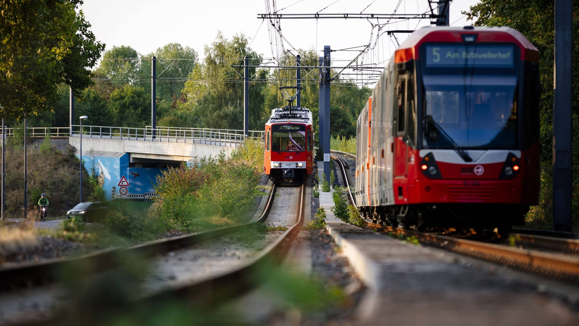 Bahnen der KVB-Linie 5 in Köln (Archivbild): Pünktlich zum 11.11. sind die Modelle der Baureihe 2300 zurück auf der Schiene. Bahnen der KVB-Linie 5 in Köln (Archivbild): Pünktlich zum 11.11. sind die Modelle der Baureihe 2300 zurück auf der Schiene.
