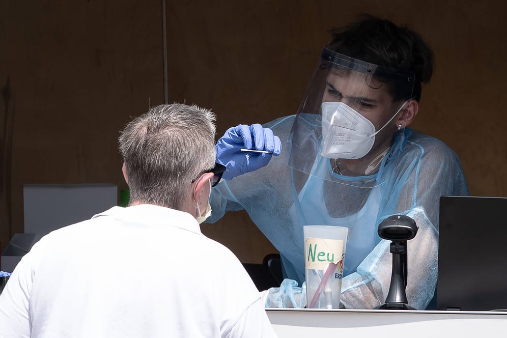 Corona-Testzentrum: Immer noch stecken sich Zehntausende Menschen täglich mit dem Virus an.