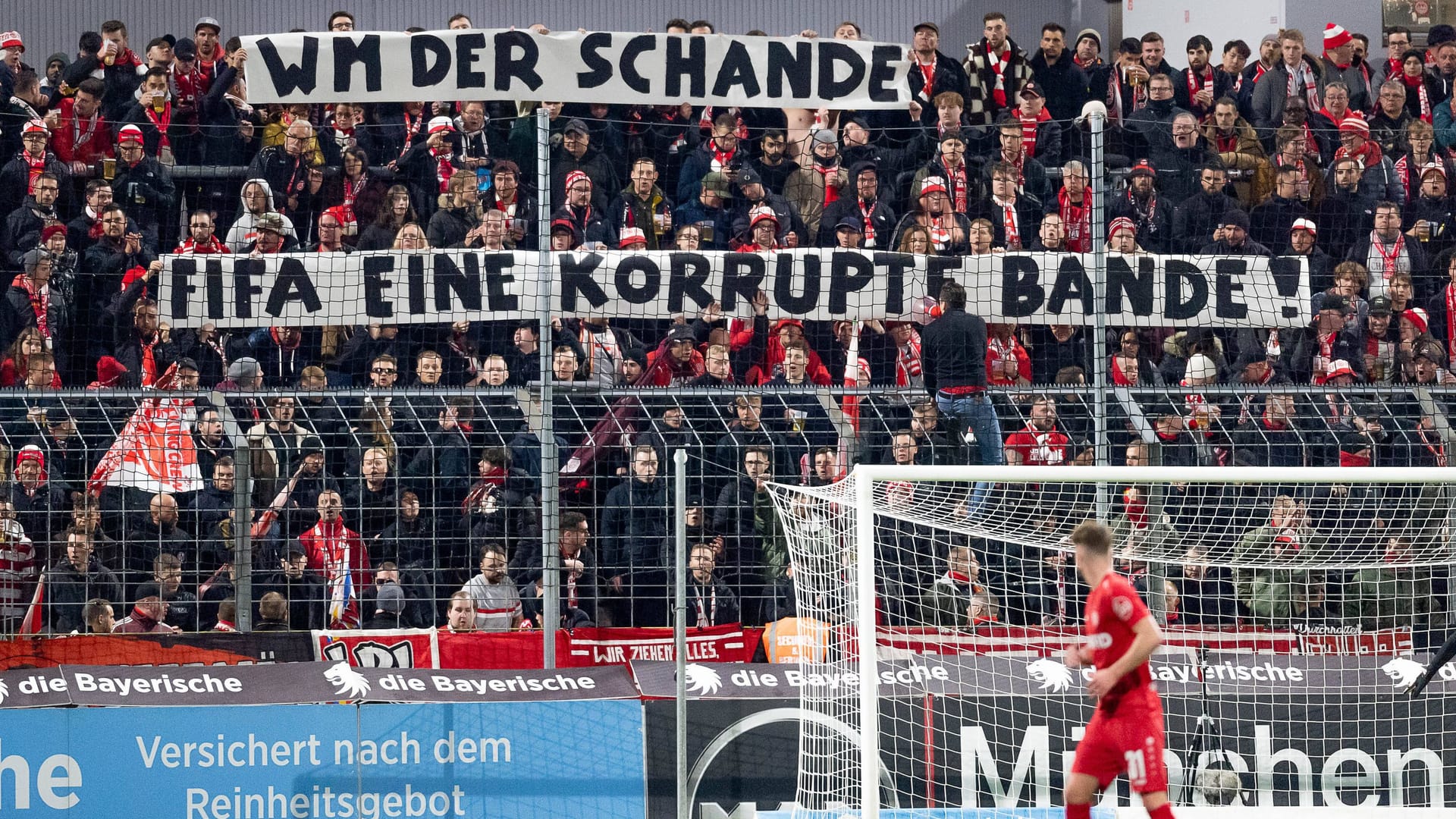 Im Essen halten Fans ein Transparent gegen die WM in Katar (Archivbild): Eine Aktivisten-Gruppe hat eine noch öffentlichkeitswirksamere Option gewählt. Im Essen halten Fans ein Transparent gegen die WM in Katar (Archivbild): Eine Aktivisten-Gruppe hat eine noch öffentlichkeitswirksamere Option gewählt.