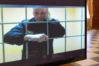 Alexej Nawalny vor Gericht (Archivbild): Der Oppositionelle sitzt eine Haftstrafe von neun Jahren ab.