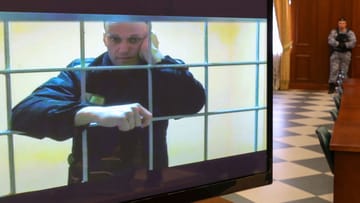 Alexej Nawalny vor Gericht (Archivbild): Der wohl bekannteste russische Oppositionelle sitzt eine Haftstrafe von neun Jahren ab. (Quelle: Evgenia Novozhenina/reuters) Alexej Nawalny vor Gericht (Archivbild): Der Oppositionelle sitzt eine Haftstrafe von neun Jahren ab.