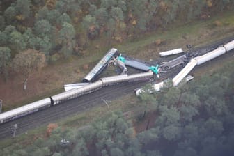 Zwei Güterzüge liegen nach einer Kollision an der Bahnstrecke im Landkreis Gifhorn (Luftaufnahme): Nach dem Unfall müssen sich Bahnfahrer tagelang auf Einschränkungen einstellen.