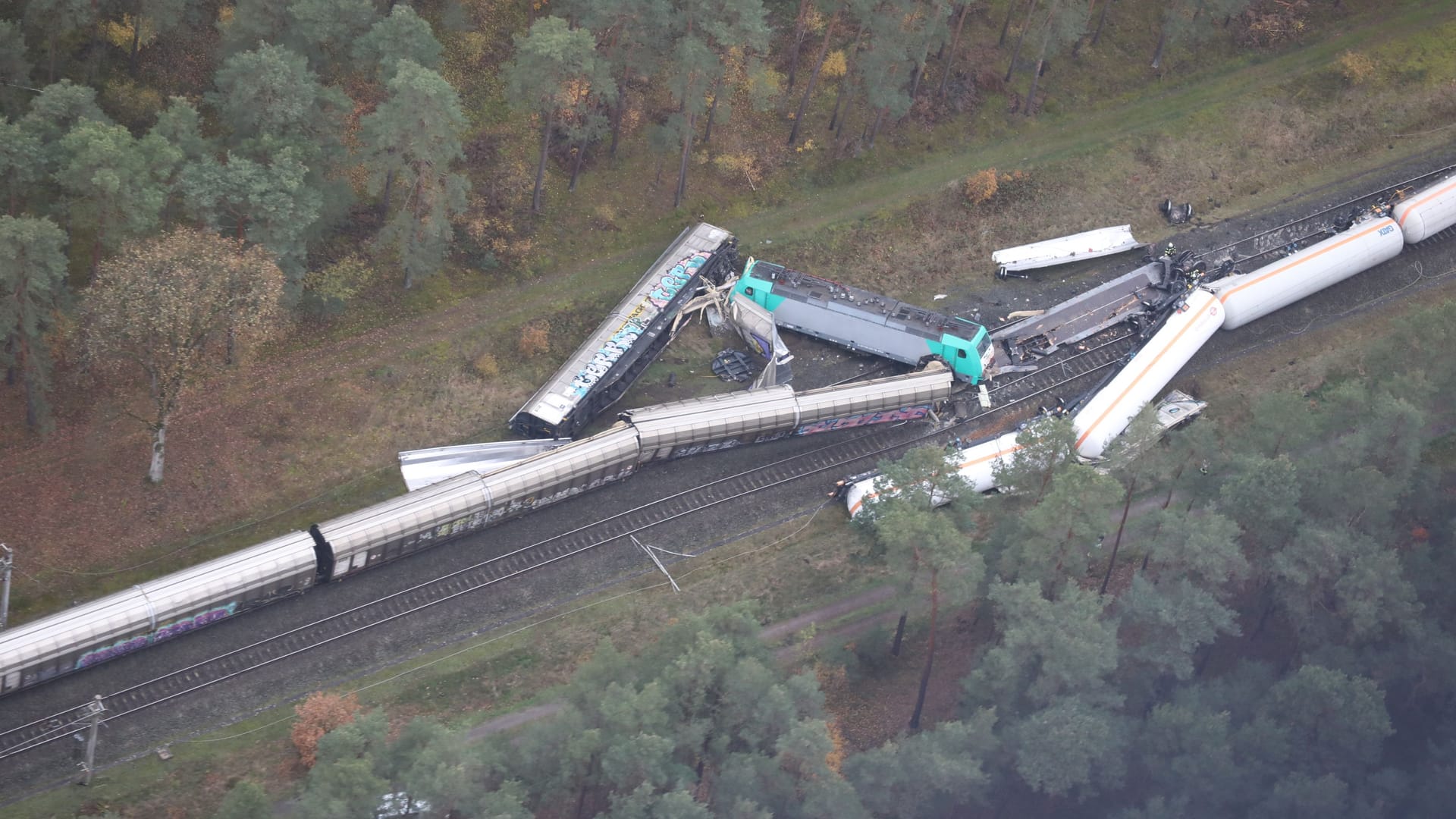 Zwei Güterzüge liegen nach einer Kollision an der Bahnstrecke im Landkreis Gifhorn (Luftaufnahme): Nach dem Unfall müssen sich Bahnfahrer tagelang auf Einschränkungen einstellen. Zwei Güterzüge liegen nach einer Kollision an der Bahnstrecke im Landkreis Gifhorn (Luftaufnahme): Nach dem Unfall müssen sich Bahnfahrer tagelang auf Einschränkungen einstellen.