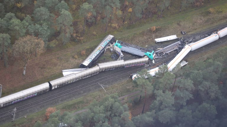 Zwei Güterzüge liegen nach einer Kollision an der Bahnstrecke im Landkreis Gifhorn (Luftaufnahme): Nach dem Unfall müssen sich Bahnfahrer tagelang auf Einschränkungen einstellen.