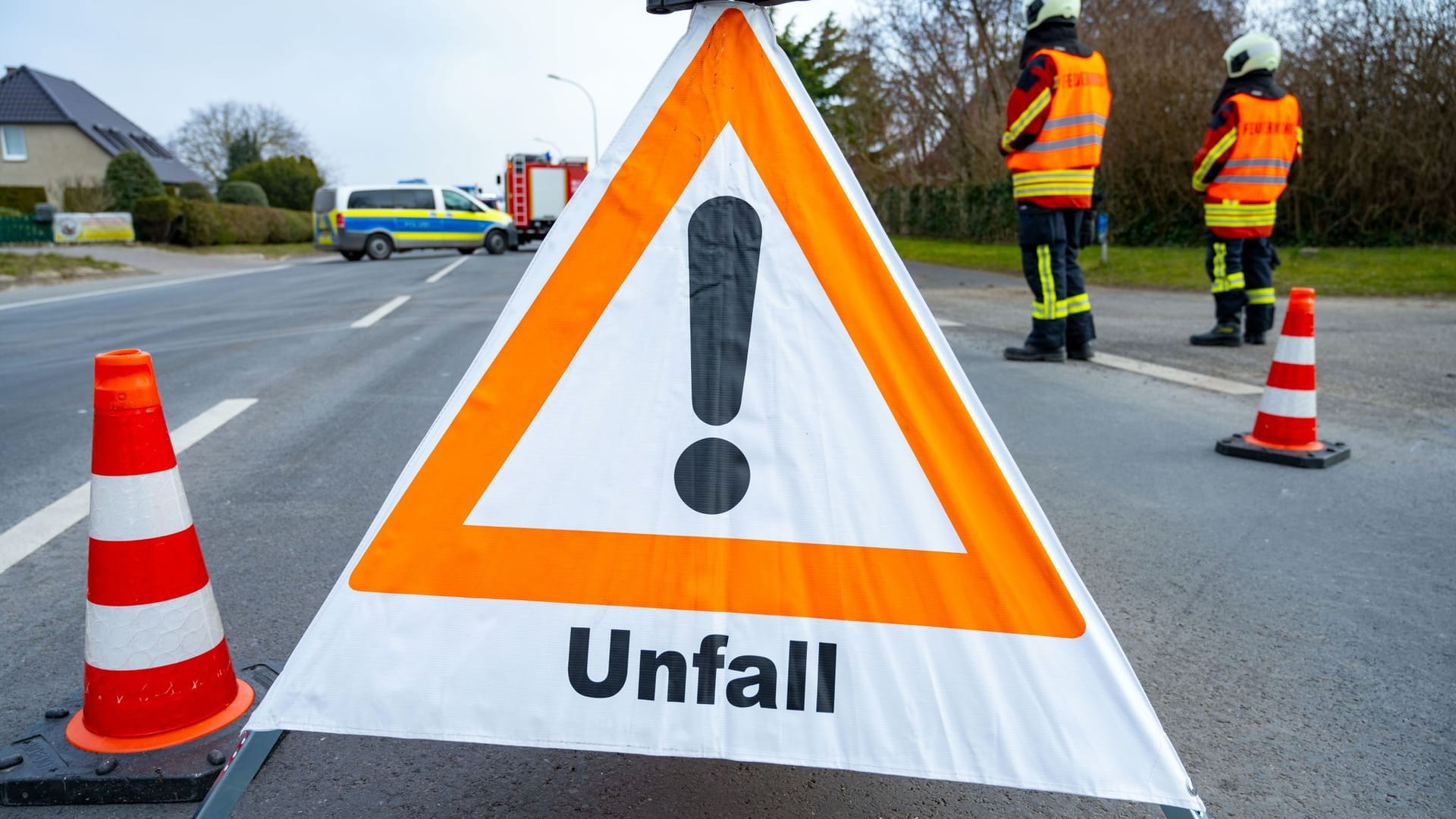 Ein Warndreieck steht in der Nähe einer Unfallstelle Ein Warndreieck steht in der Nähe einer Unfallstelle