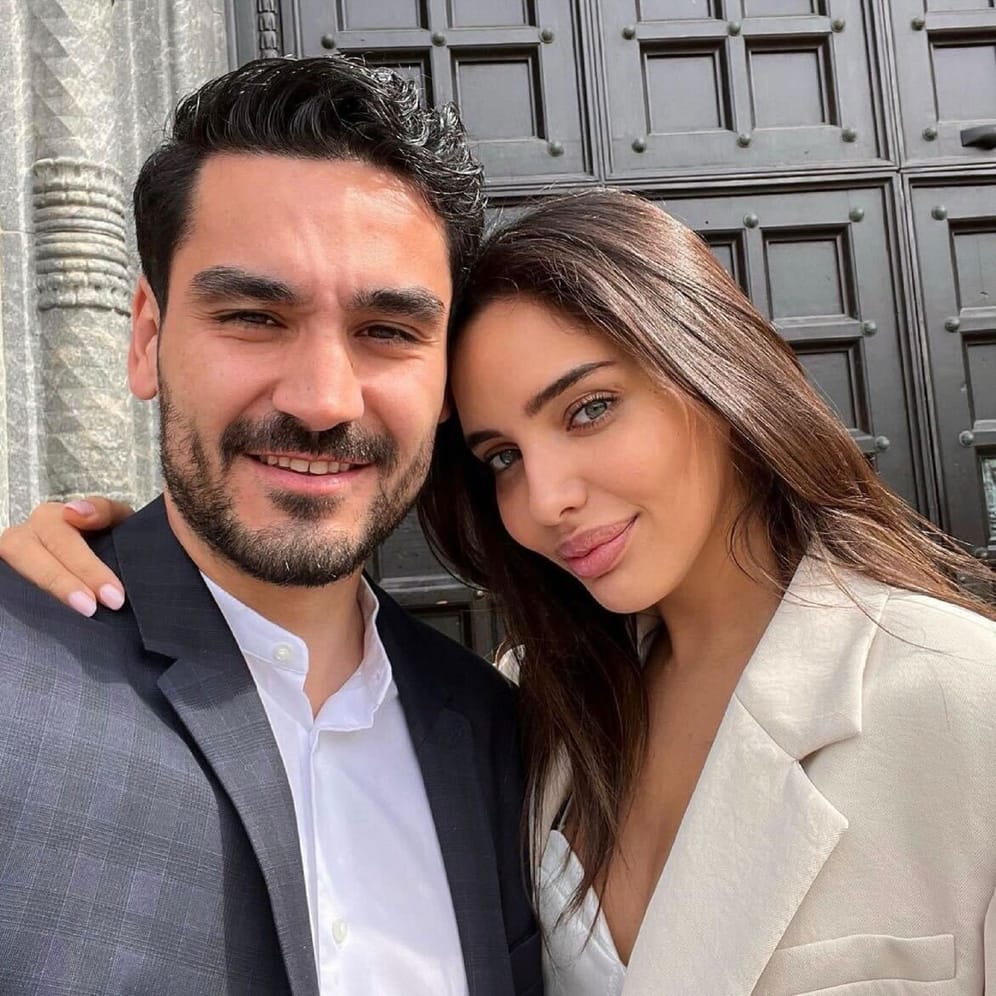 Ilkay Gündogan: 2021 machte er seine Liebe zu Moderatorin Sara Arfaoui öffentlich. 2022 folgte die Hochzeit. Seitdem trägt sie seinen Nachnamen.