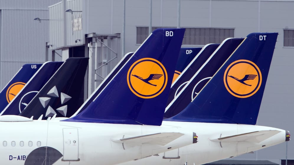 Lufthansa-Flugzeuge am Rand des Rollfelds (Archiv): Die Fluggesellschaft plant umfangreiche Neueinstellungen.