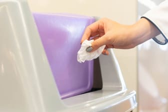 Taschentuch: Beim Entsorgen des Hygienepapiers sollten Sie auf Einiges achten.
