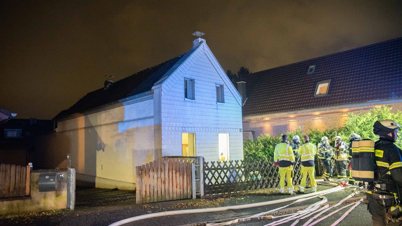 Die Feuerwehr im Einsatz in Hürth: Dort brannte ein Einfamilienhaus.