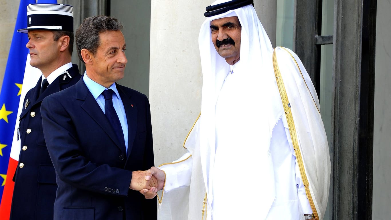 Nicolas Sarkozy (l.) im Jahr 2011 neben Scheich Hamad bin Khalifa Al-Thani, der bis 2013 Regierungsoberhaupt Katars war.