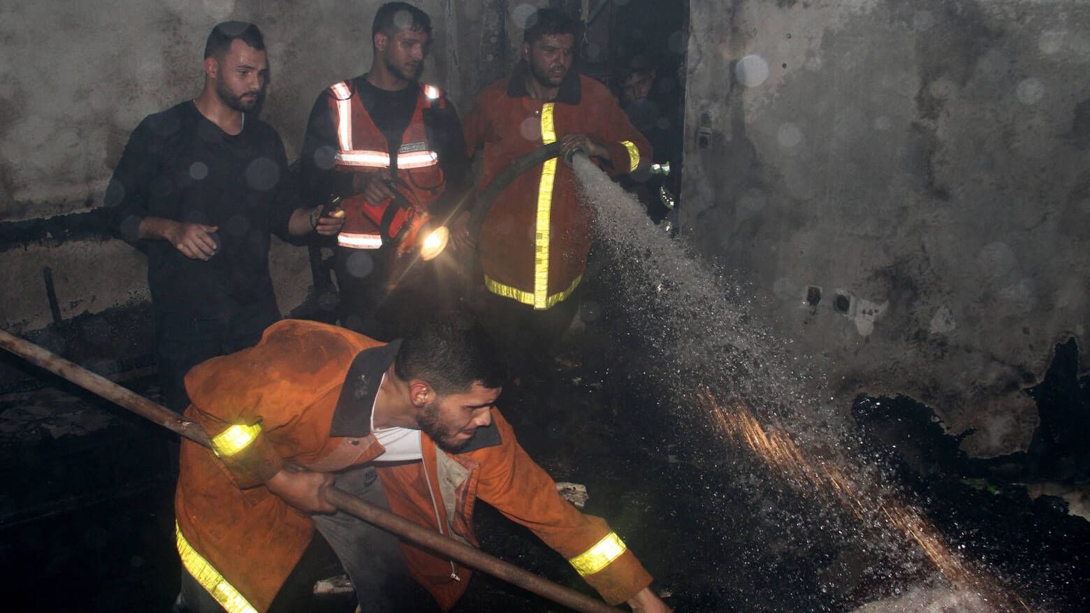 Feuerwehrleute bei den Löscharbeiten im Gazastreifen.