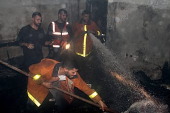 Feuerwehrleute bei den Löscharbeiten im Gazastreifen.