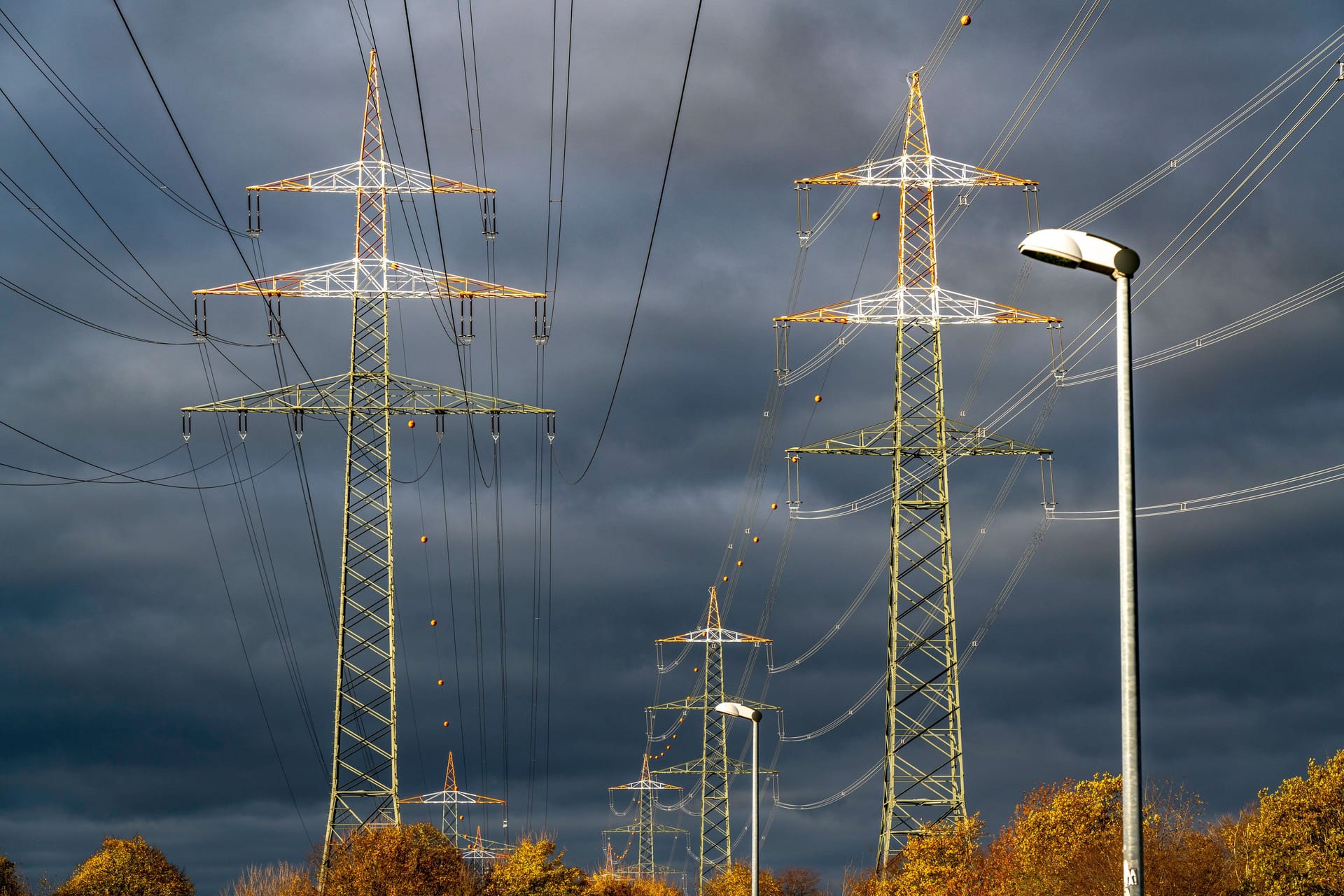 Hochspannungsmasten: "Die Stromversorgung ist unter Stress und ihre Stabilität zunehmend in Gefahr – besonders jetzt im Winter." Hochspannungsmasten: "Die Stromversorgung ist unter Stress und ihre Stabilität zunehmend in Gefahr – besonders jetzt im Winter."