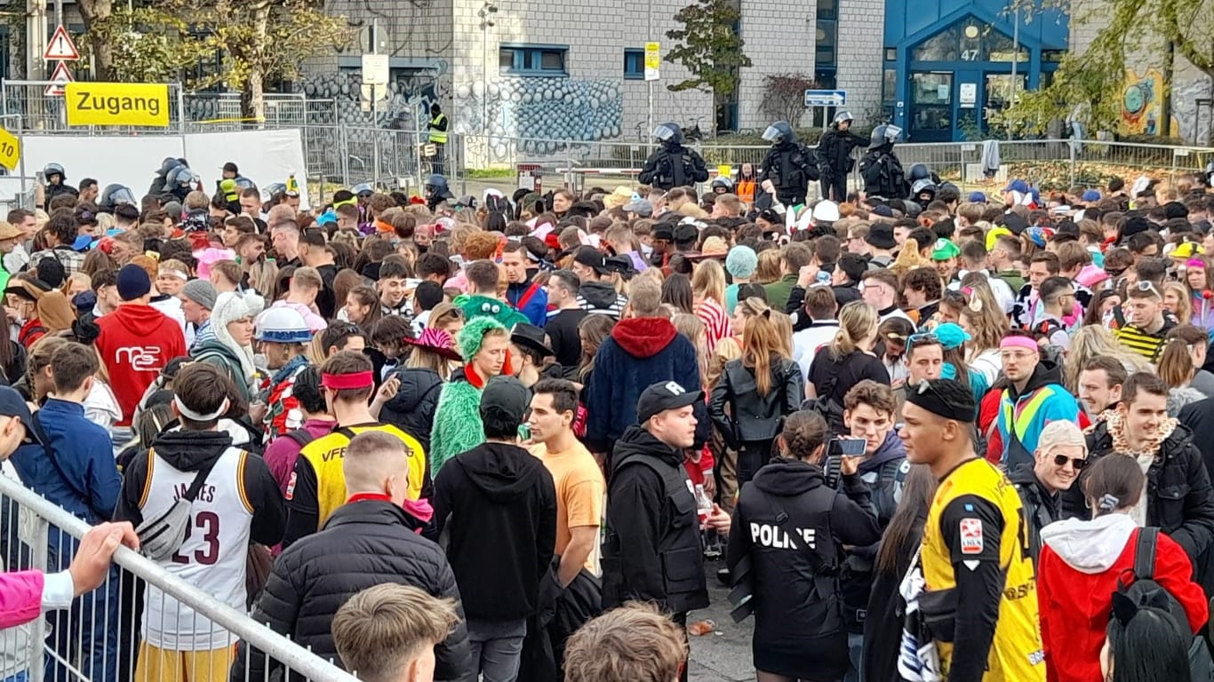 Polizisten und Feiernde: Derzeit ist die Situation an Kölns Party-Hotspot chaotisch und unübersichtlich.