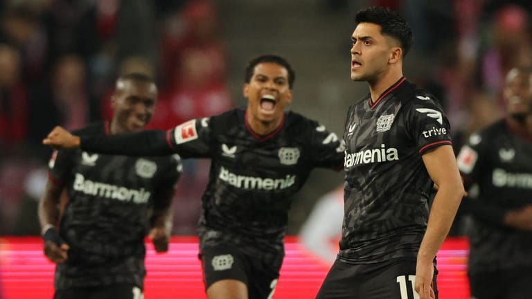 Den Sieg auf den Weg gebracht: Leverkusens Amiri (r.) lässt sich für seinen Ausgleichstreffer feiern.