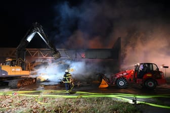 Maschinen und Strohballen brennen in Kellinghusen