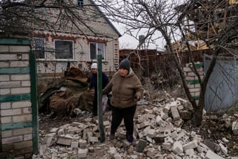 Cherson: Präsident Selenskyj sagte, die erst kürzlich von ukrainischen Truppen befreite Stadt werde fast stündlich beschossen.