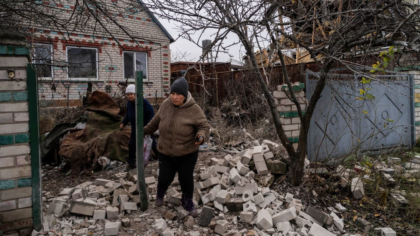 Cherson: Präsident Selenskyj sagte, die erst kürzlich von ukrainischen Truppen befreite Stadt werde fast stündlich beschossen.