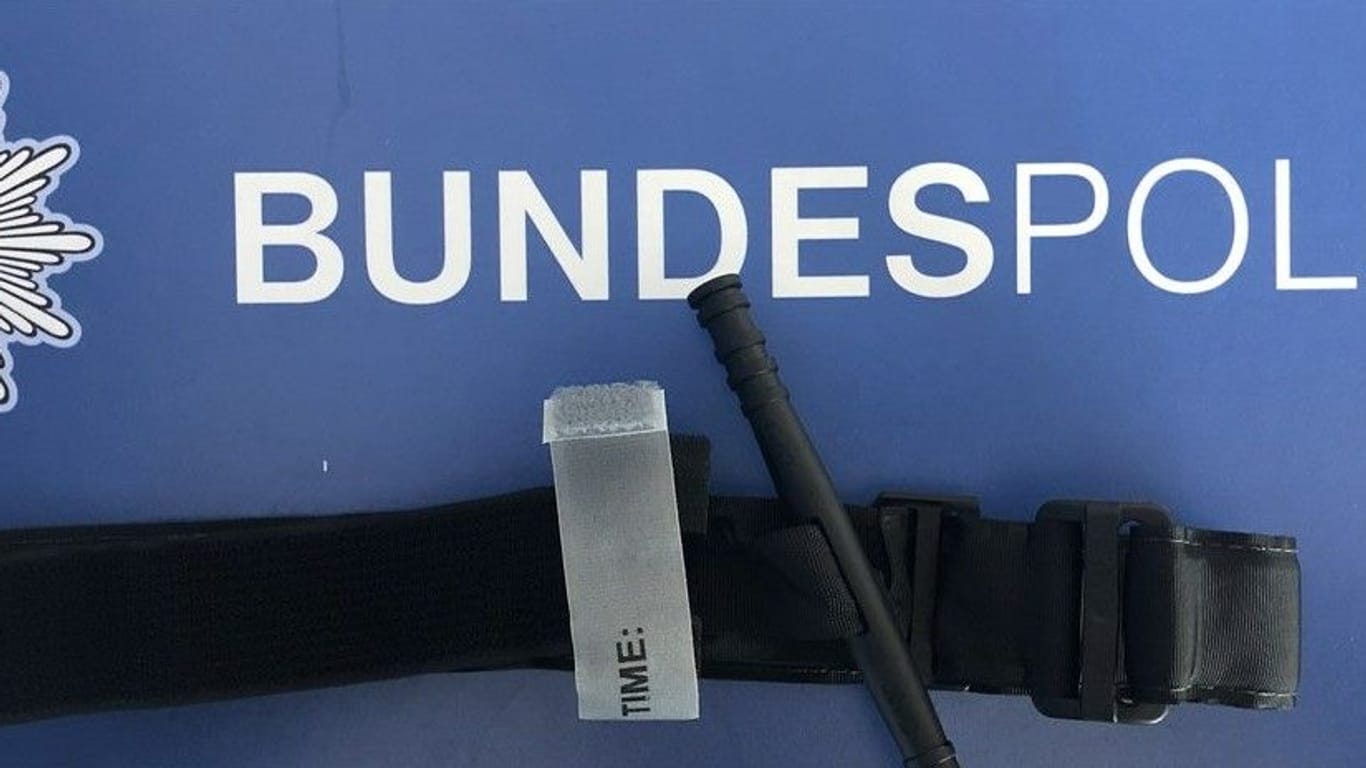 Ein Tourniquet ist ein Abbindesystem zur Blutstillung. Bundespolizisten werden für Erste-Hilfe Maßnahmen auf dieses System geschult.