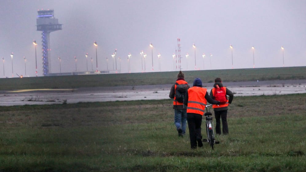 Aktivisten auf dem Flughafen-Gelände: Den beteiligten Personen drohen nun rechtliche Konsequenzen.
