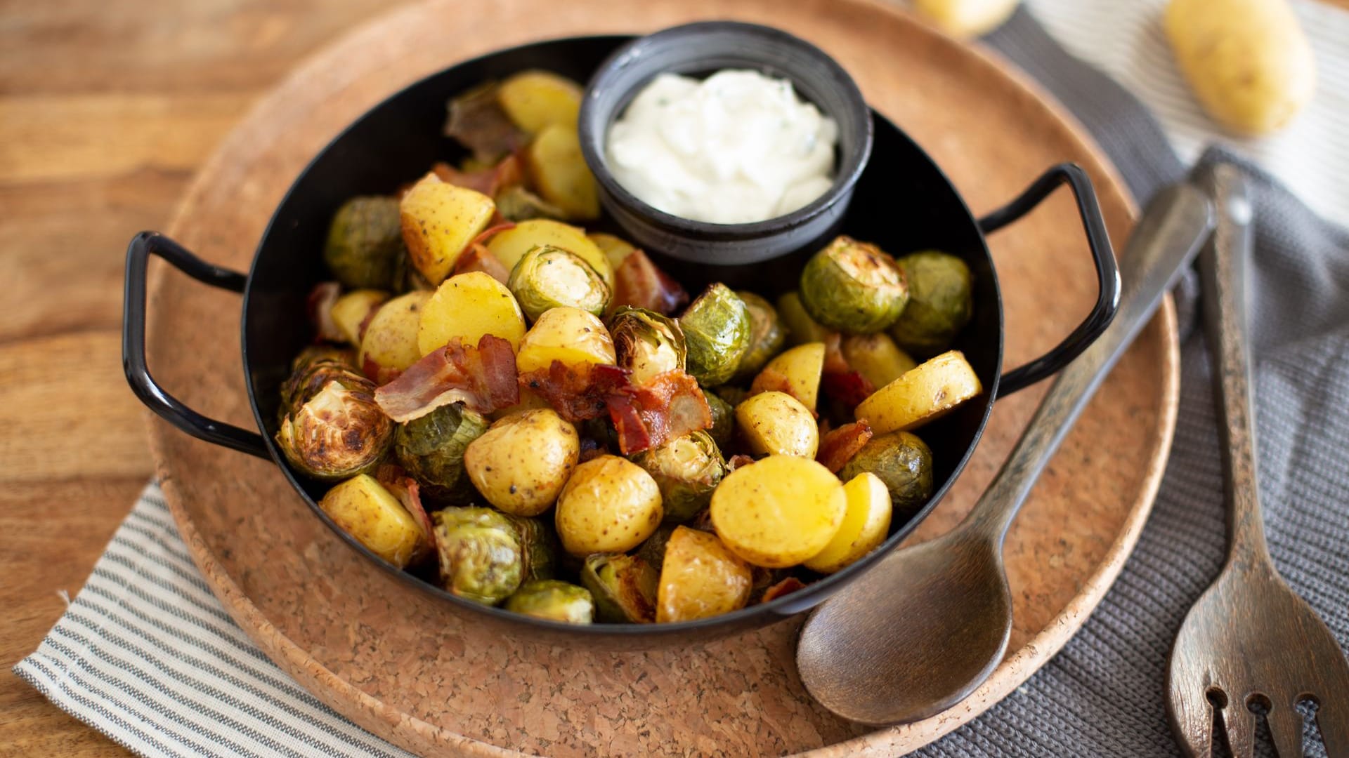 Rosenkohl-Pfanne: Mit Kartoffeln und Speck ist sie schön sättigend.