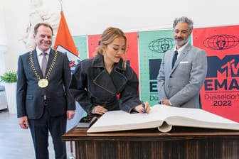 Rita Ora beim Eintrag ins Goldene Buch der Stadt mit Regisseur Taika Waititi (r) und OB Stephan Keller (l): Die beiden Stars moderierten die MTV Europe Music Awards.