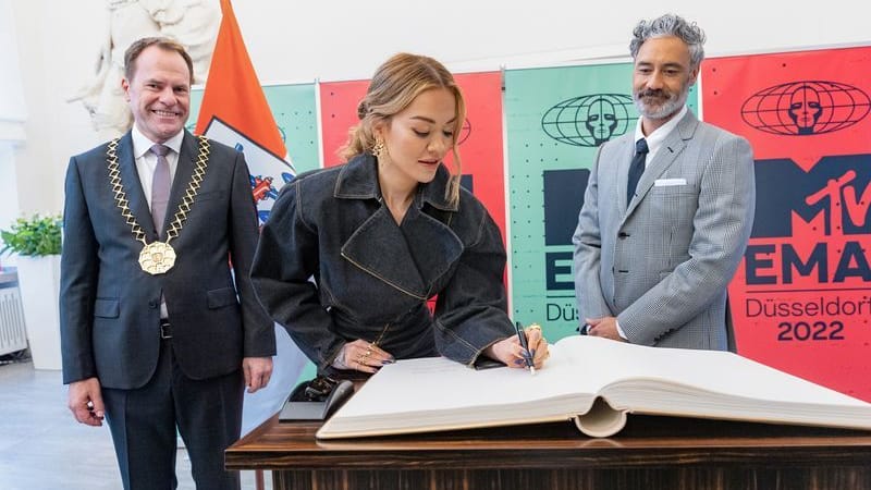 Rita Ora beim Eintrag ins Goldene Buch der Stadt mit Regisseur Taika Waititi (r) und OB Stephan Keller (l): Die beiden Stars moderierten die MTV Europe Music Awards.