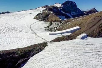 Rekordschmelze in den Schweizer Alpen: Zeitrafferaufnahmen zeigen den Rückgang der Eis- und Schneedecke, aktuelle Bilder die felsige Gegenwart.