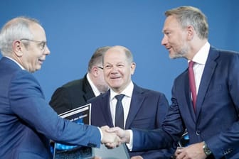 Gewerkschafter Vassiliadis, Kanzler Scholz und Finanzminister Lindner planen die Gaspreisbremse.