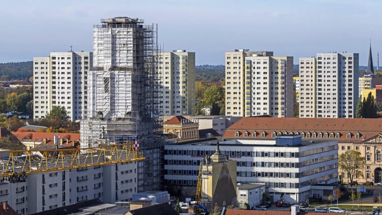 Der neue Potsdamer Garnisonkirchturm entsteht zwischen Neubauten.