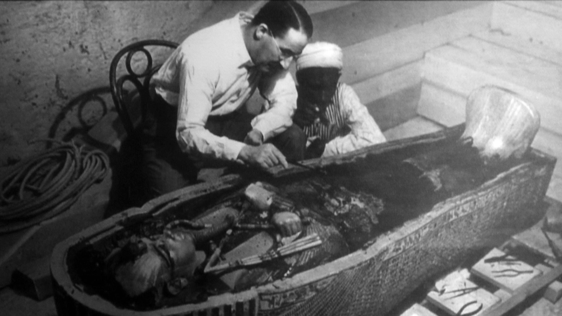 Howard Carter beim Öffnen des Sarges.