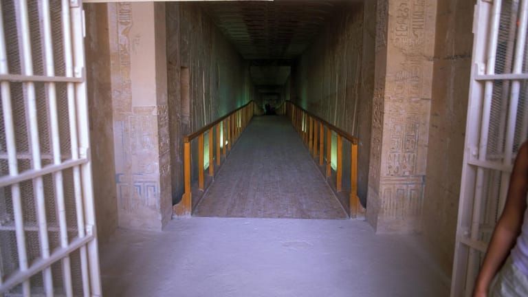 Eingang zu einem der Gräber im Tal der Könige nahe Luxor.