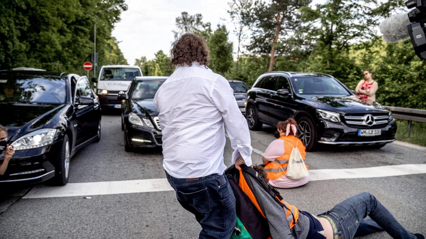 Straßenblockade der letzten Generation Autofahrer versuchen die Klimaaktivisten von der Straße zu ziehen. Am 16.05. Bloc